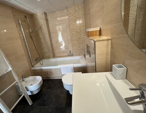 Een douche, een haardroger, een bidet, handdoeken