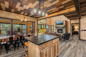 Ein geräumiges Ferienhaus-Interieur mit großem Essbereich, Küche und Wohnbereich.