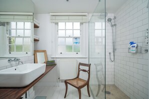 Douche, sèche-cheveux, serviettes fournies, papier toilette