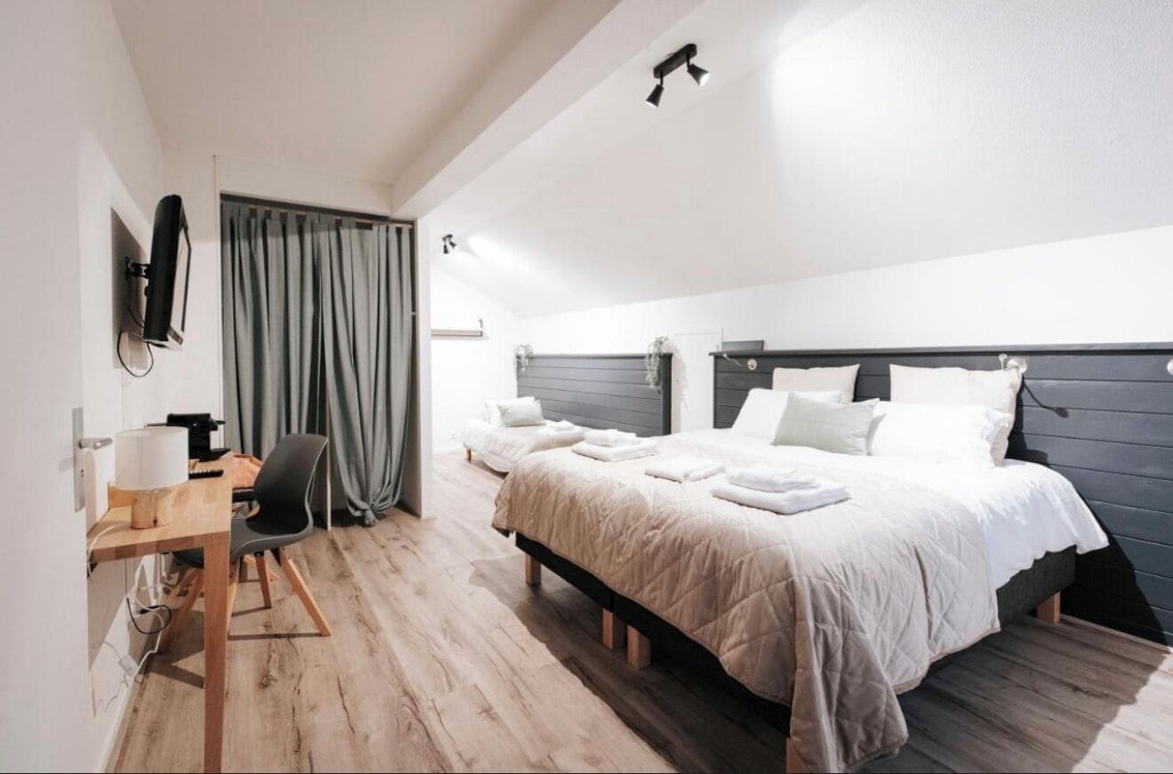 Een bureau, een laptopwerkplek, gratis wifi