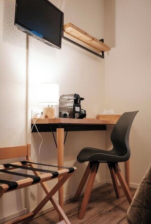 Bureau, espace de travail pour ordinateur portable, Wi-Fi gratuit