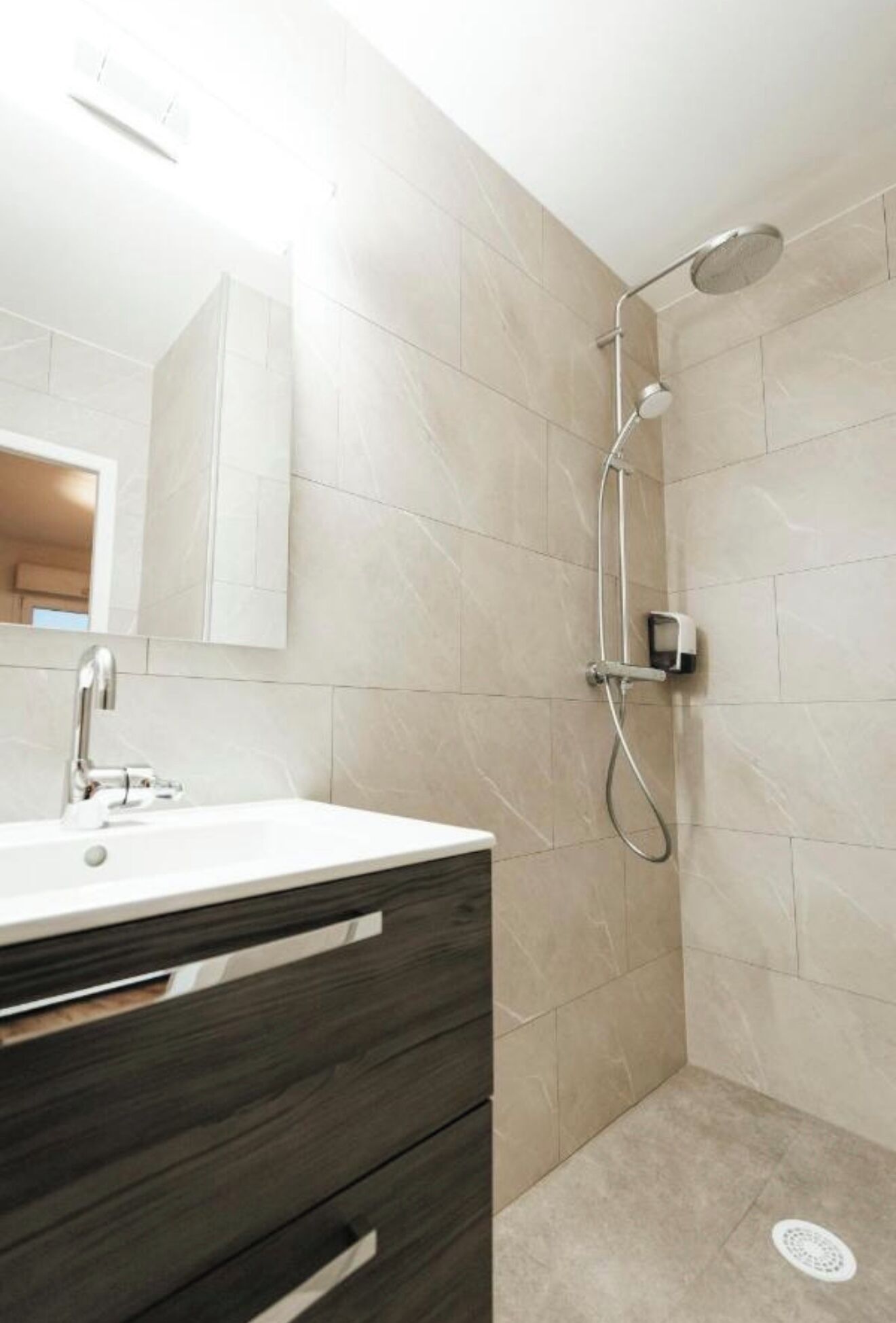 Double Room, Partial Lake View | Bathroom | Hair dryer, towels, soap, shampoo