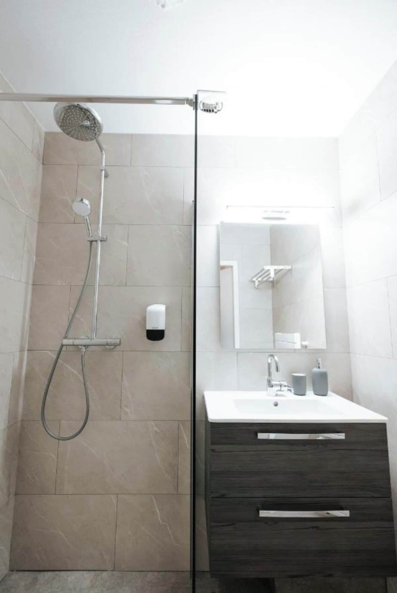 Máy sấy tóc, khăn tắm, xà phòng, dầu gội 