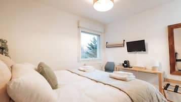 Doppelzimmer, Bergblick | Schreibtisch, laptopgeeigneter Arbeitsplatz, kostenloses WLAN