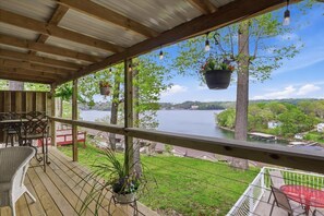 Outdoor dining - Lake Ozark Getaway With Fire Pit & Flat Lot (Lake Ozark)