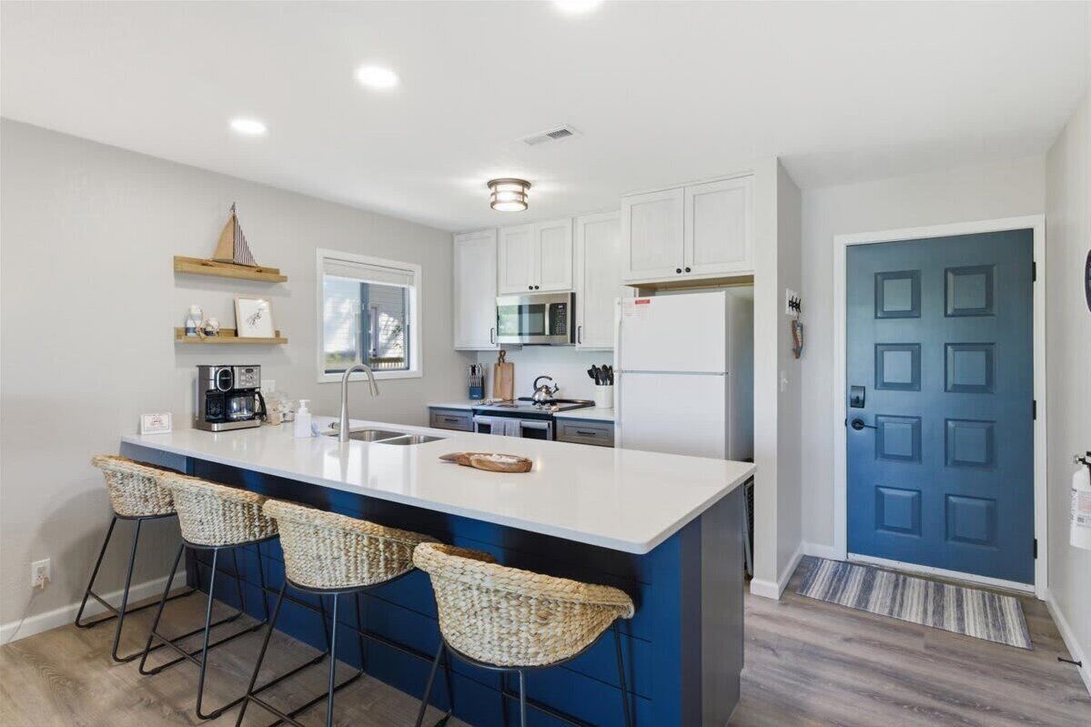Condo, Multiple Beds, Balcony (2500 Baypoint Ln 135) | Private kitchen | Dining tables