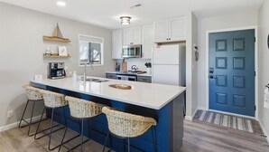 Kondominium, Beberapa Tempat Tidur, balkon (2500 Baypoint Ln 135) | Dapur pribadi