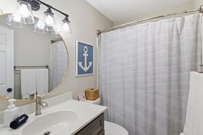 Appartamento, letti multipli, balcone (2500 Baypoint Ln 135) | Bagno | Set di cortesia gratuito, asciugamani, carta igienica