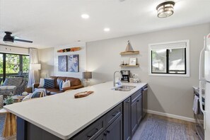 Lejlighed - flere senge - balkon (2500 Baypoint Ln 135) | Interiør