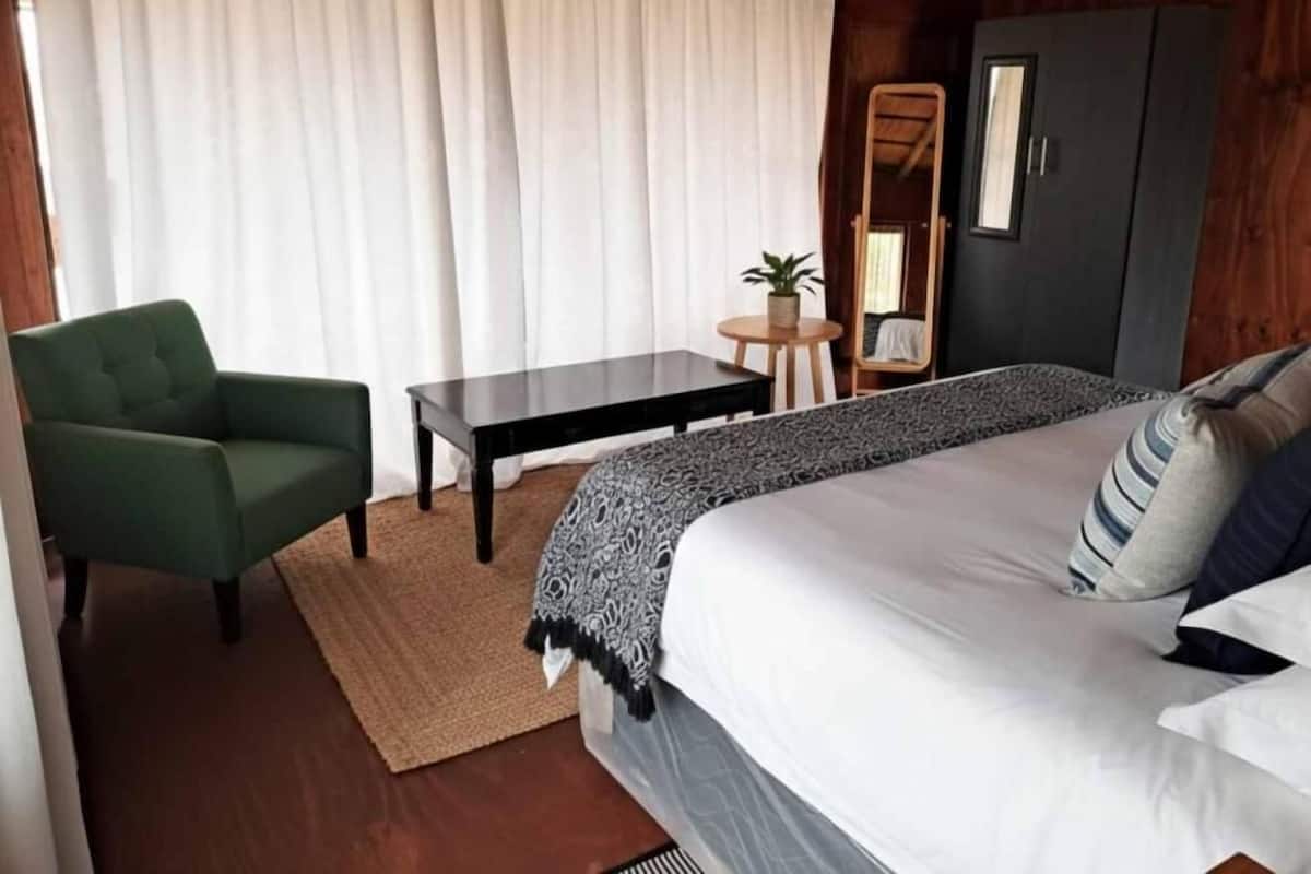 Espacio para trabajar con laptop y cortinas blackout