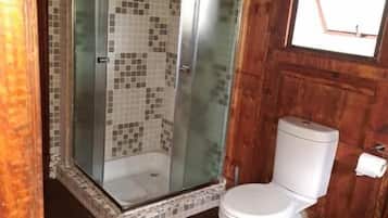 Habitación cuádruple, balcón, vista al jardín | Baño | Regadera, toallas, jabón, shampoo