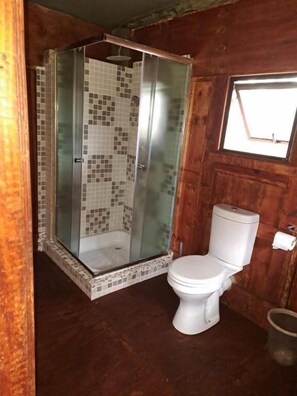 Quarto quádruplo, sacada, vista para o jardim | Banheiro | Chuveiro, toalhas de banho, sabonete, shampoo