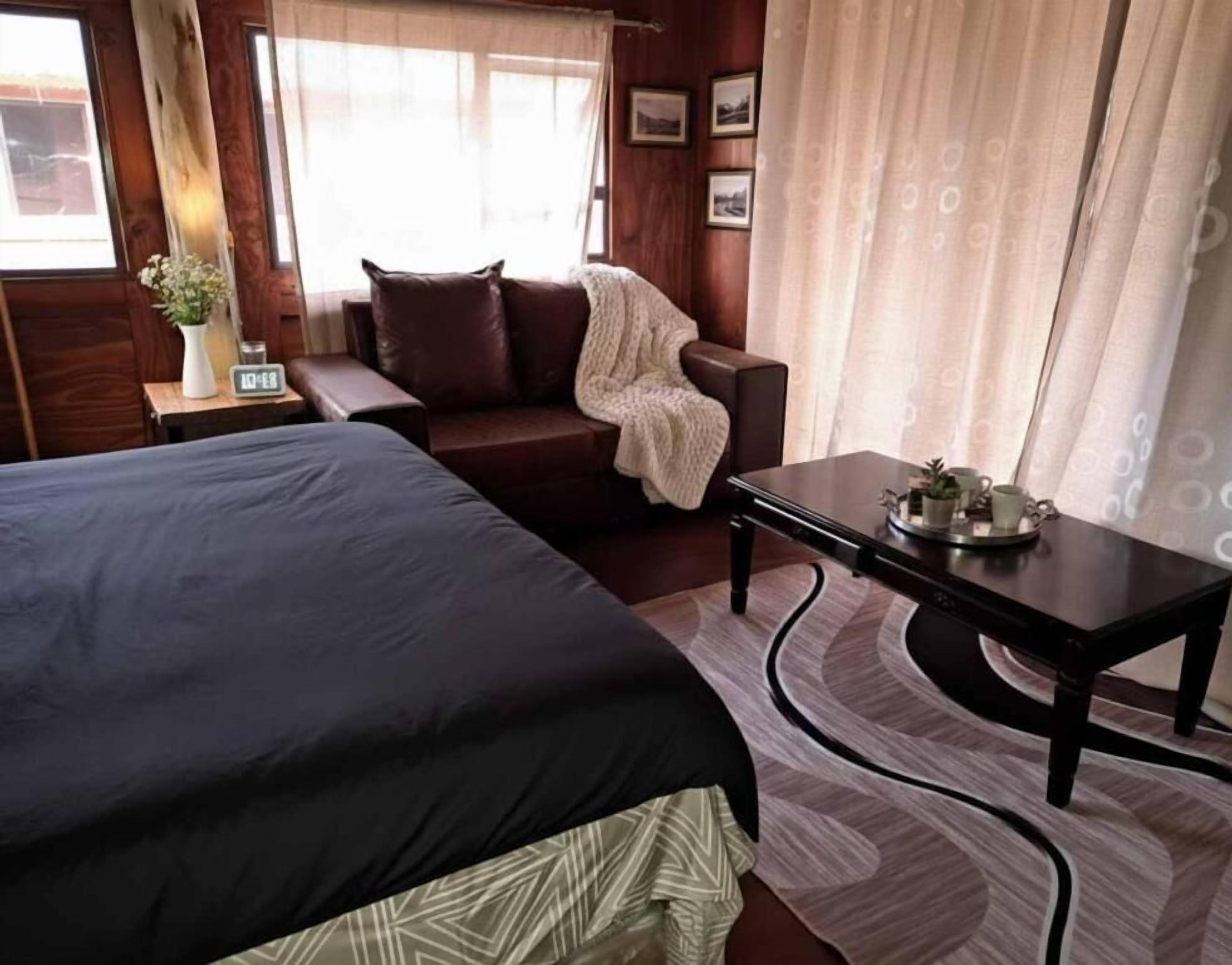Espacio para trabajar con laptop y cortinas blackout 