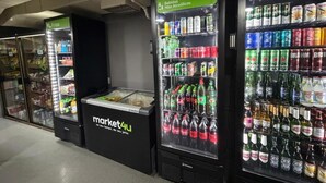 Distributeurs de boissons réfrigérées dans un magasin.