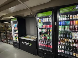 Getränkespender mit Kühlung im Geschäft.
