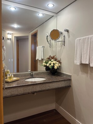 Haartrockner, Bidet, Handtücher, Seife