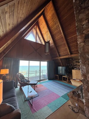 Living area - 3-bedroom house in delightful Manistee with AC for comfort (Manistee)