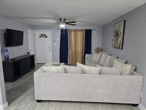 Living area - Spacious 4-bedroom house in amazing Phoenix with cool AC and Pool (Phoenix)