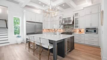House, Multiple Beds (30a All Day) | Private kitchen