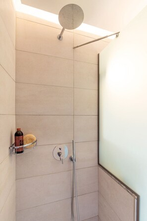 Shower, towels, soap, shampoo - Viila Thalorien, Furnished Terrace, Rhodes (Notia Rodos)