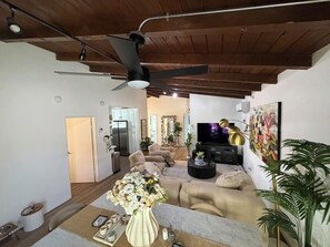 Smart TV - 3 Bedroom Designer West LA Retreat • Private Garden Oasis • Near Venice & SoFi (Los Angeles)