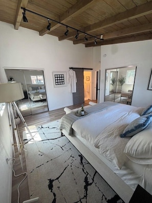 3 bedrooms, iron/ironing board, free WiFi, wheelchair access - 3 Bedroom Designer West LA Retreat • Private Garden Oasis • Near Venice & SoFi (Los Angeles)