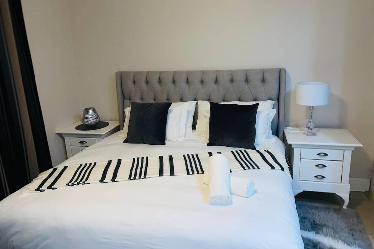 Deluxe Room | Desk, free WiFi