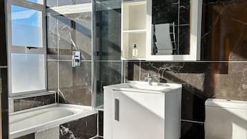 Superior Room | Bathroom | Towels, soap, toilet paper