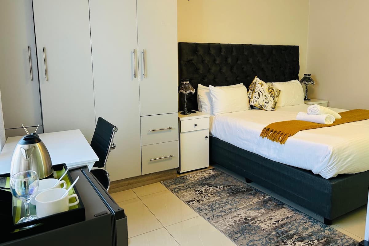 Comfort Room | Desk, free WiFi