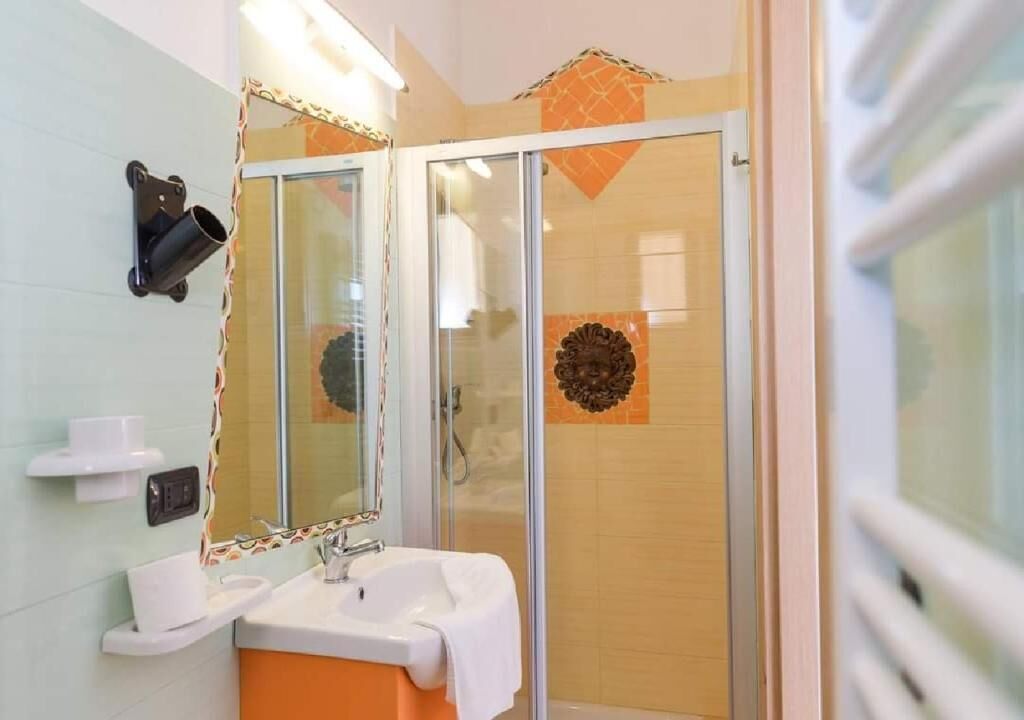 Douche, serviettes fournies, savon, shampoing