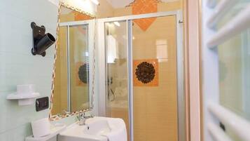Douche, serviettes fournies, savon, shampoing