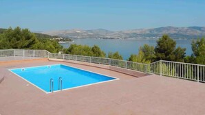 A swimming pool with a view of a lake and mountains. - Blissful apartment by the sea with panoramic view (Slatine)