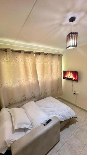 Iron/ironing board, WiFi, bed sheets - Golden Studio (Nairobi)