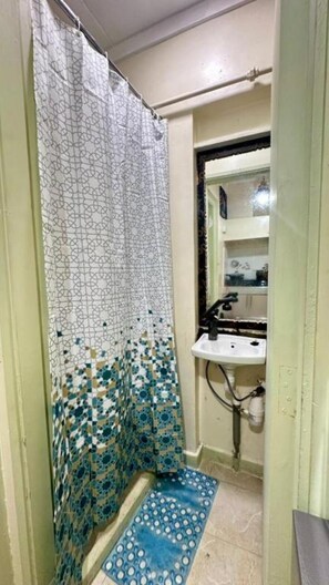 Douche, serviettes fournies, savon, papier de toilette