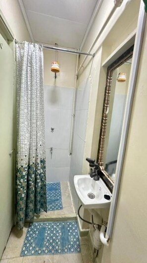 Shower, towels, soap, toilet paper - Golden Studio (Nairobi)