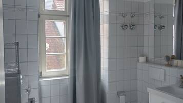 Haartrockner, Handtücher, Seife, Toilettenpapier