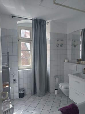 Haartrockner, Handtücher, Seife, Toilettenpapier