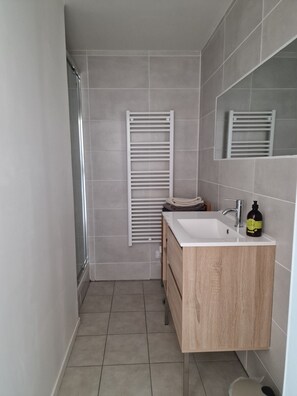 Dusche, Haartrockner, Handtücher, Seife