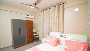 3 室のベッドルーム、アイロン / アイロン台、WiFi、ベッドシーツ
