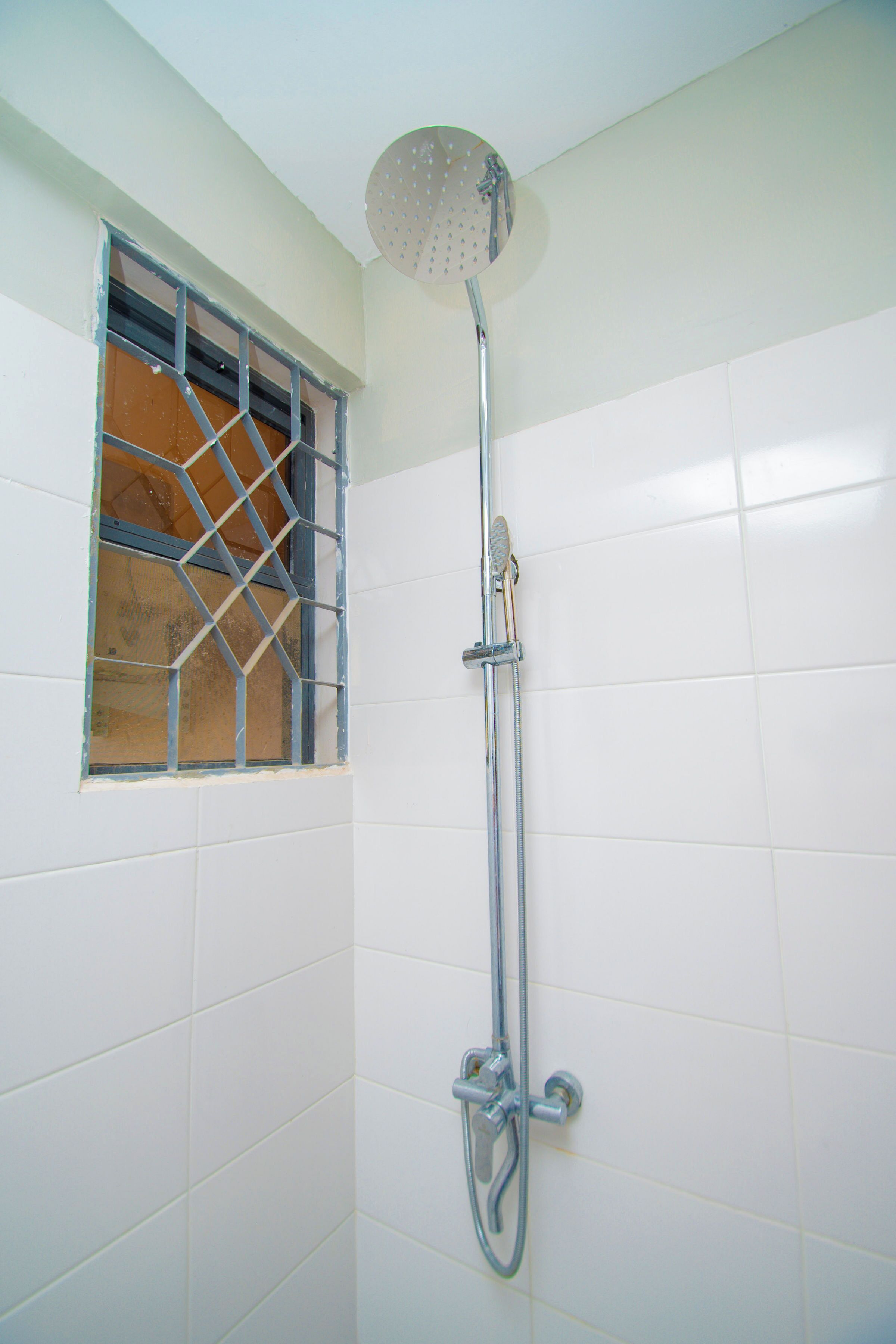 Ducha, secador de pelo, toallas y jabón