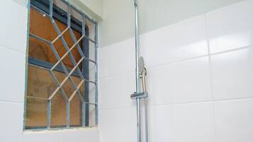 Ducha, secador de pelo, toallas y jabón