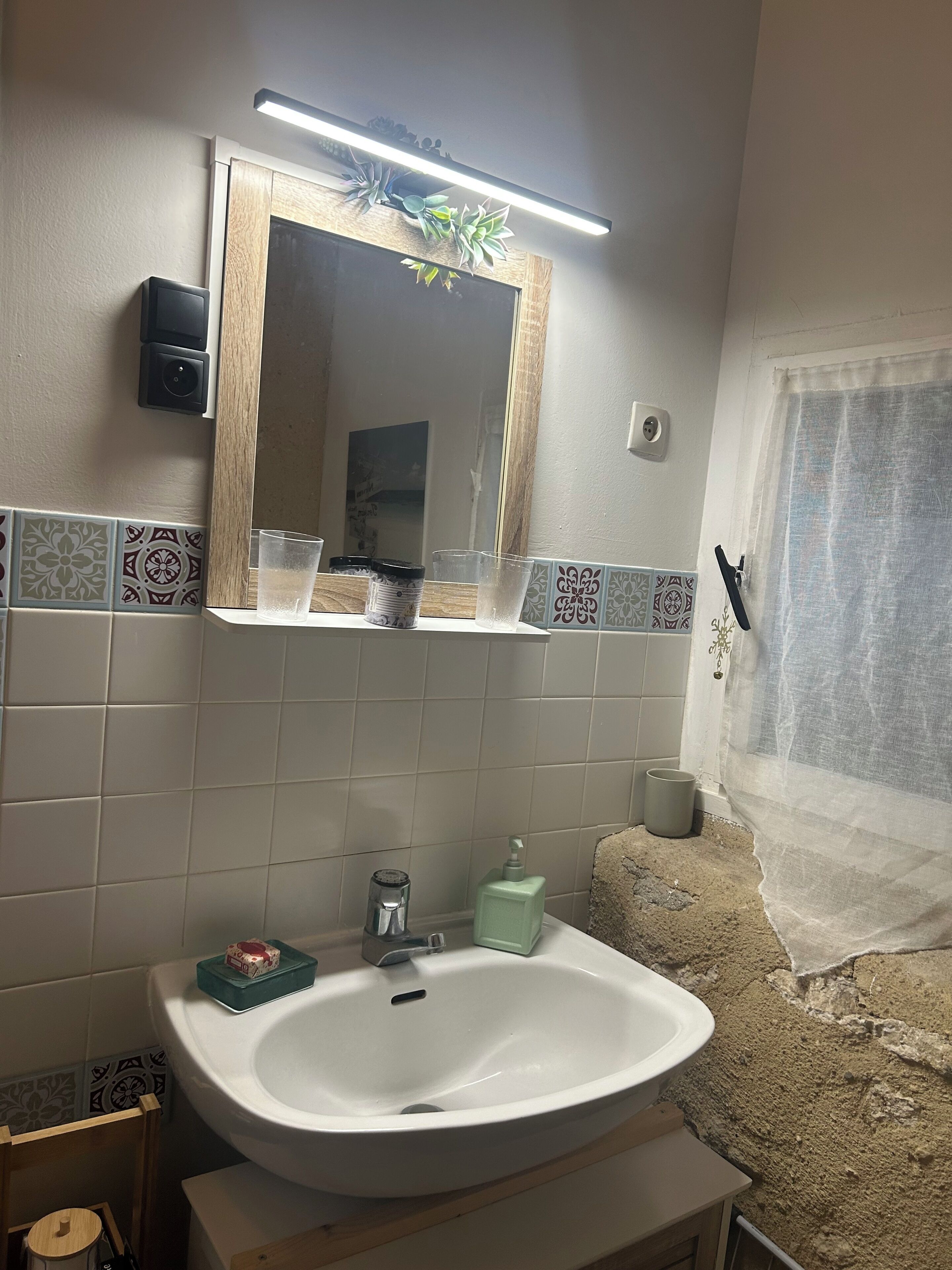 Een haardroger, handdoeken, zeep, toiletpapier