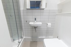 Douche, sèche-cheveux, serviettes fournies, papier toilette