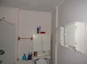 Douche, serviettes fournies, savon, papier toilette