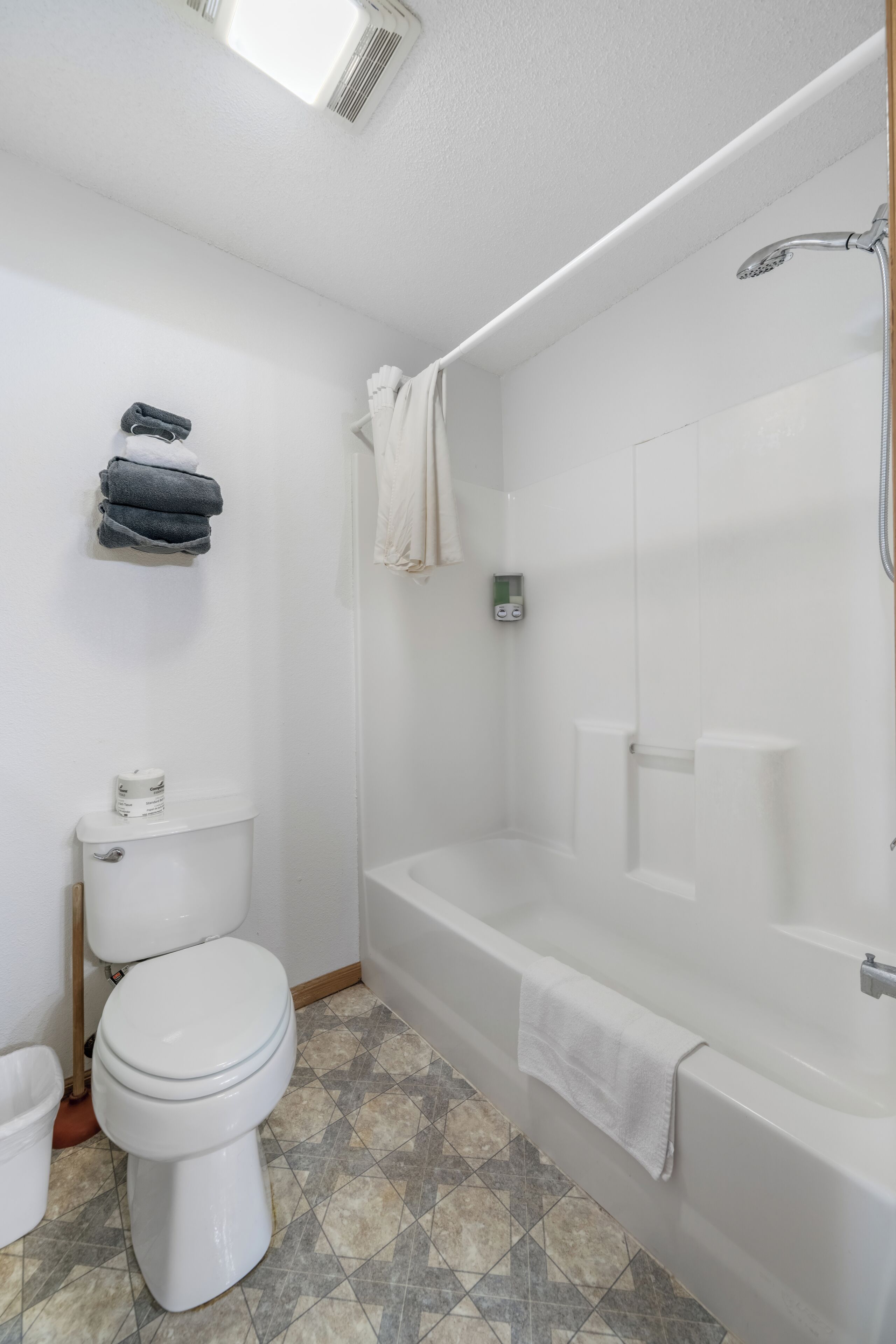 Un baño con inodoro, bañera y ducha.