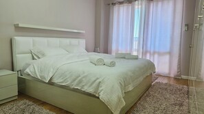 3 bedrooms, iron/ironing board, WiFi, bed sheets - Bazaar’s Eye, Central, Free Parking, Large Terrace (Tiranë)
