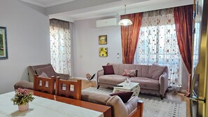 Smart TV - Bazaar’s Eye, Central, Free Parking, Large Terrace (Tiranë)
