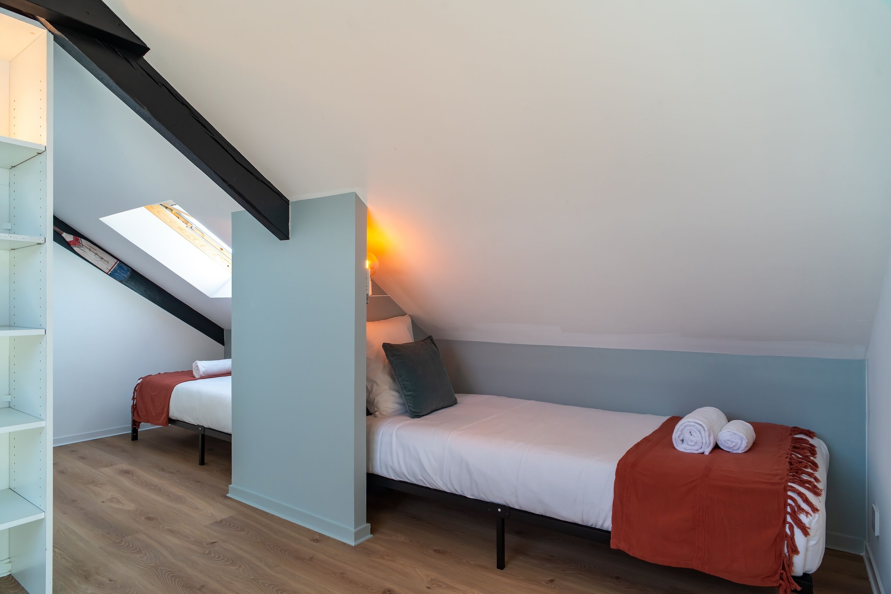 Tabla de planchar con plancha, wifi gratis y ropa de cama 