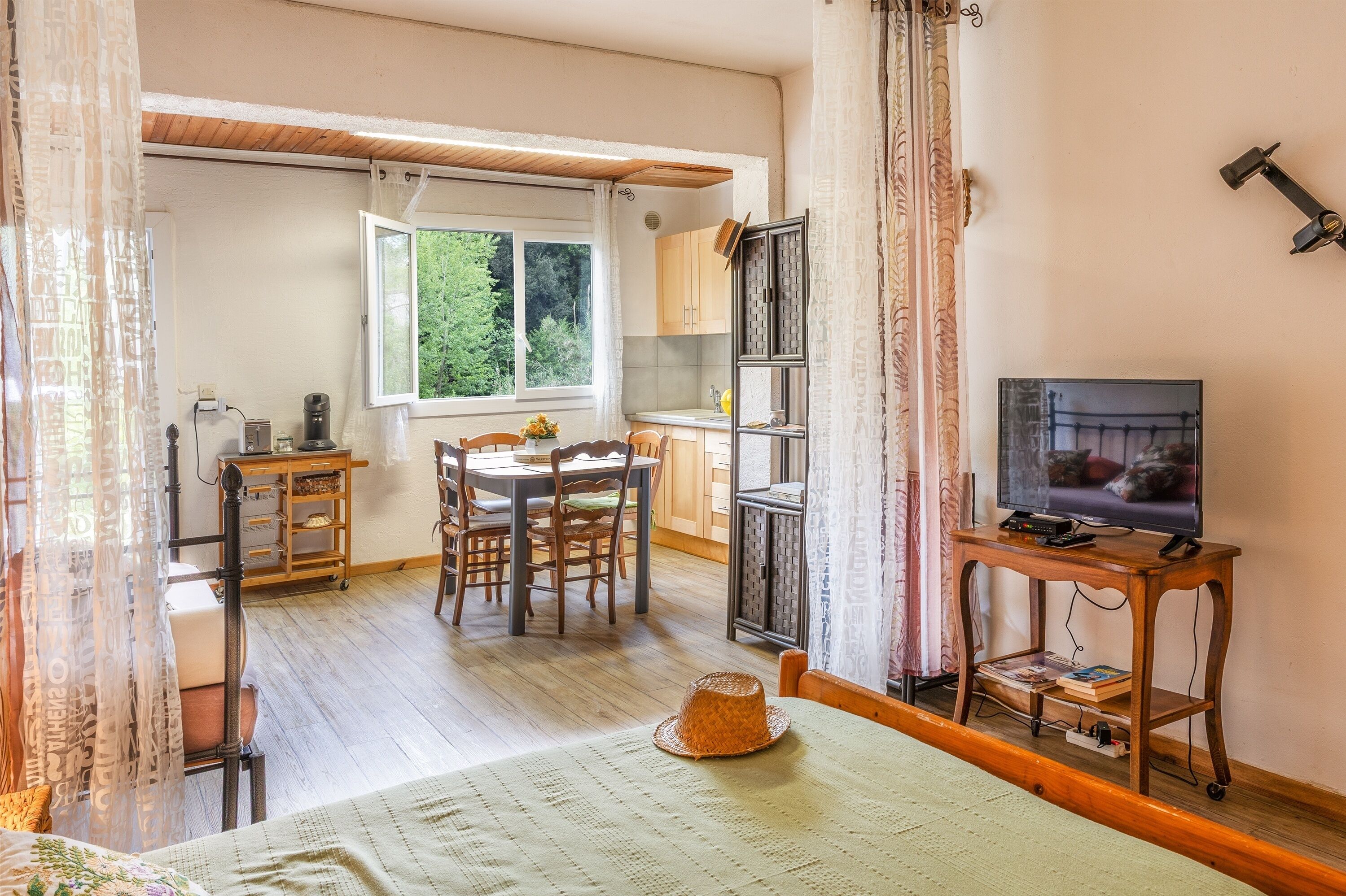 Iron/ironing board, free WiFi, bed sheets
