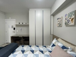 Silitysrauta/-lauta, ilmainen Wi-Fi, vuodevaatteet